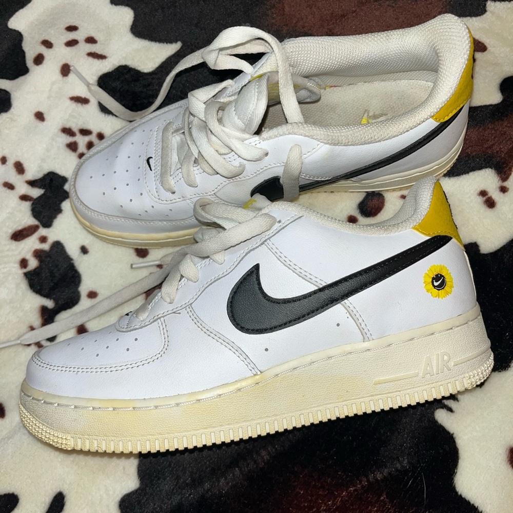 ✨NIKE AIR SIZE 6.5Y/WOMENS 8✨